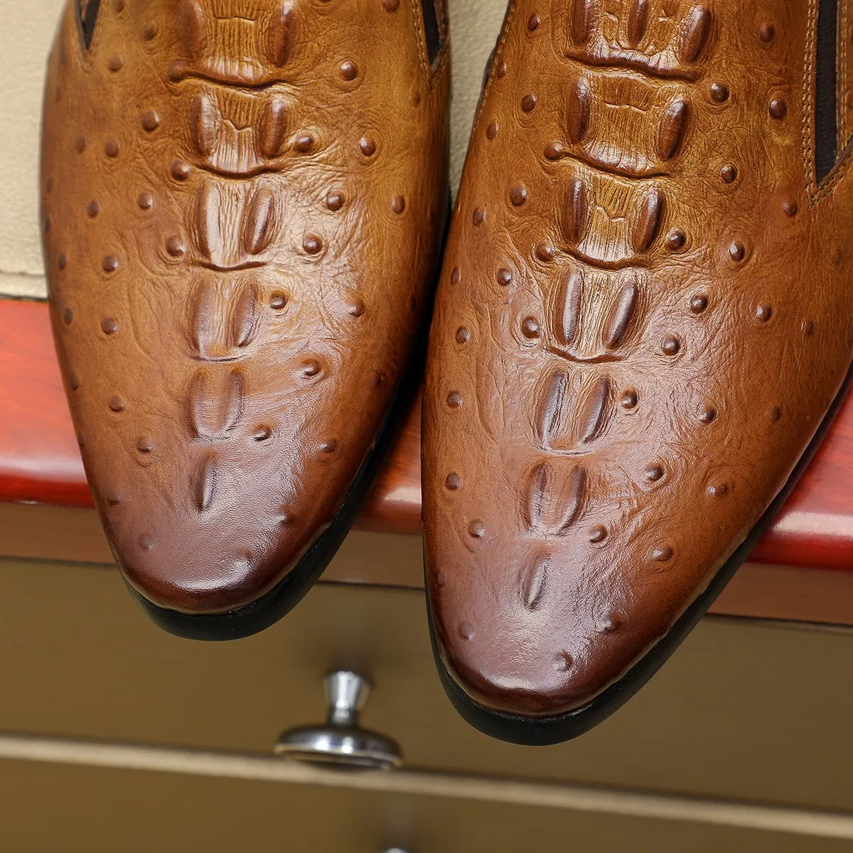 Men's shoes 💰540 💰 Louis Vuitton LV ® Autumn and Winter 🆕 models 🔛Full shoe counter First layer cowhide, 🐂leather lining casual shoes for men, super soft outsole, essential for driving. Counter synchronized original first layer cowhide completely 1:1 mold customization 🌹Top version, 2 colors optional! Number: 38-45 (37.46. Customized)